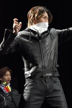 弓を射るタカシ。