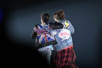 左から志麻、となりの坂田。。（撮影：小松陽祐［ODD JOB］、堀卓朗［ELENORE］）