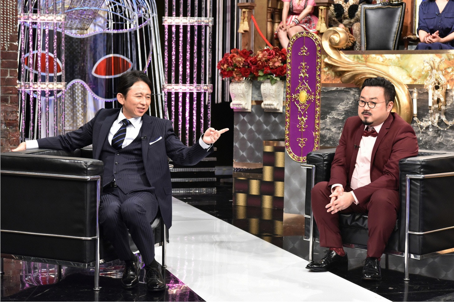 左から有吉弘行、休日課長 (c)日本テレビ