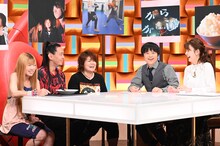 左からjunko（B, Vo）、大澤敦史（G, Vo）、河本あす香（Dr ,Vo）、バカリズム、佐藤梨那。