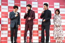 左から星野源、新田真剣佑、長谷川博己、浜辺美波。