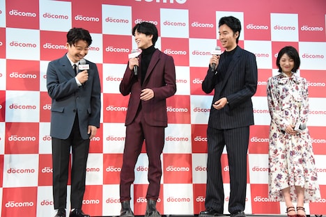 左から星野源、新田真剣佑、長谷川博己、浜辺美波。