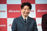 笑う星野源。