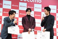 お互いの印象についてのトークで盛り上がる（左から）星野源、新田真剣佑、長谷川博己。