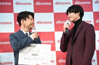 星野源と新田真剣佑。