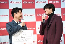 星野源と新田真剣佑。