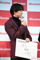 浜辺美波について話す新田真剣佑。