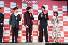 「あり」「なし」の意思表示をする（左から）星野源、新田真剣佑、長谷川博己、浜辺美波。