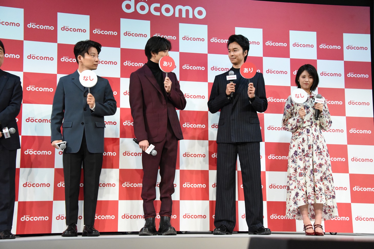 「あり」「なし」の意思表示をする（左から）星野源、新田真剣佑、長谷川博己、浜辺美波。
