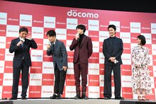 NTTドコモの吉澤和弘代表取締役社長（左端）にお願いをする星野源（左から2番目）。