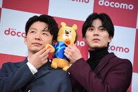 ドニマルを星野源の肩に乗せる新田真剣佑。