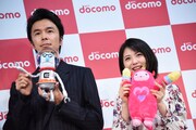コスモフを手にする長谷川博己と、モンジュウロウを手にする浜辺美波。