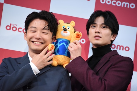 肩に乗ったドニマルに笑みを浮かべる星野源(左)と、新田真剣佑(右)。