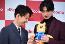ドニマル（中央）と戯れる星野源と新田真剣佑。