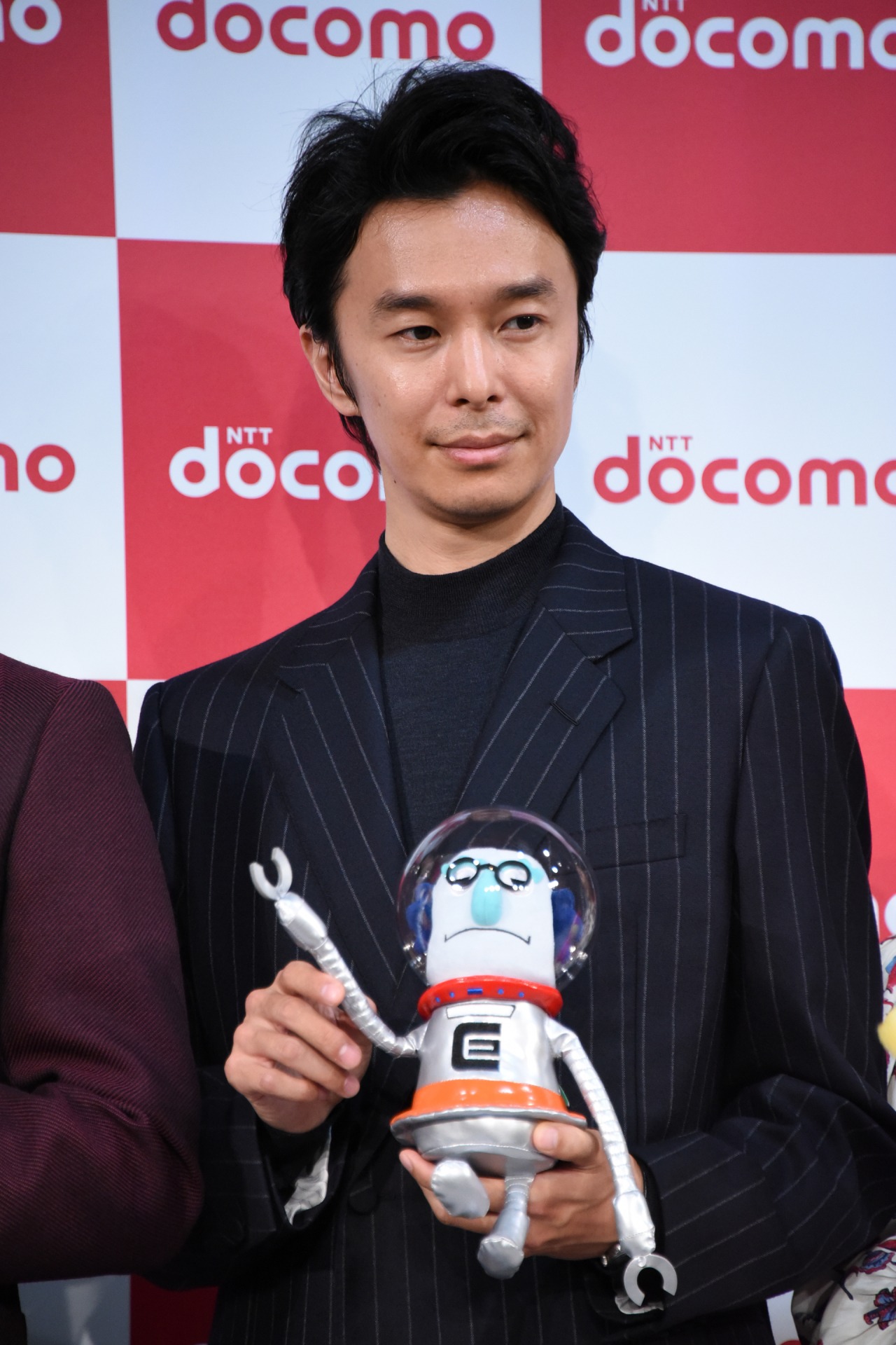 コスモフと長谷川博己。