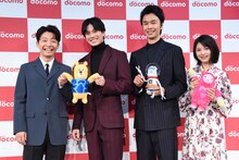 左から星野源、新田真剣佑、長谷川博己、浜辺美波。
