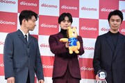 左から星野源、高速でドニマルを振る新田真剣佑、長谷川博己。