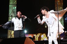 秋山竜次（ロバート）と山崎育三郎。（提供：ニッポン放送）