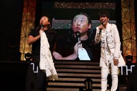 秋山竜次（ロバート）と山崎育三郎。（提供：ニッポン放送）