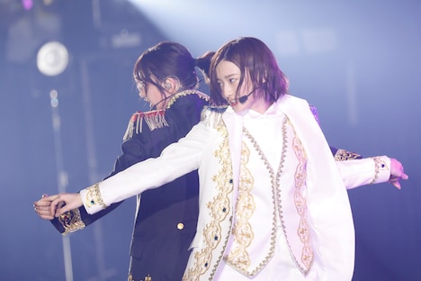 「自由の彼方」を披露する和田まあやと中田花奈。（写真提供：ソニー・ミュージックレコーズ）