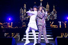 山崎育三郎とタカシ（超特急）。（撮影：深野輝美）