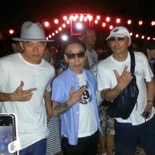 左よりMASTA SIMON、CHIBOW、横山剣。本牧神社の盆踊りにて。（写真提供：MASTA SIMON）