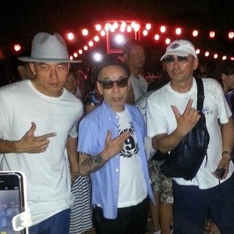 左よりMASTA SIMON、CHIBOW、横山剣。本牧神社の盆踊りにて。（写真提供：MASTA SIMON）