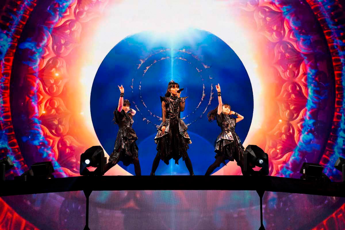 「BABYMETAL METAL GALAXY WORLD TOUR LIVE AT THE FORUM」の様子。（Photo by Taku Fujii）