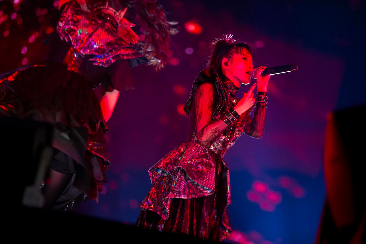 「BABYMETAL METAL GALAXY WORLD TOUR LIVE AT THE FORUM」の様子。（Photo by Taku Fujii）