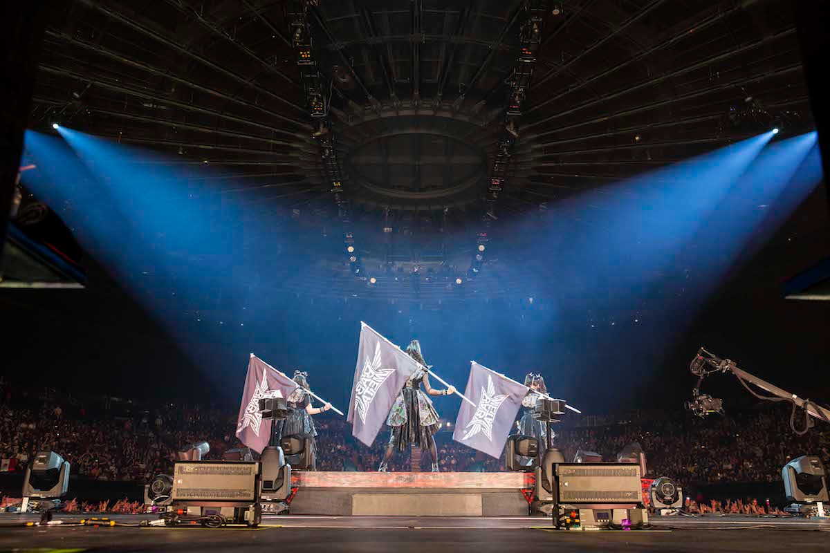 「BABYMETAL METAL GALAXY WORLD TOUR LIVE AT THE FORUM」の様子。（Photo by Taku Fujii）