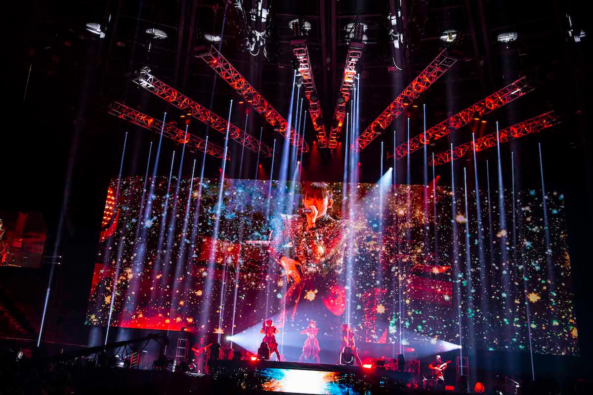 「BABYMETAL METAL GALAXY WORLD TOUR LIVE AT THE FORUM」の様子。（Photo by Taku Fujii）