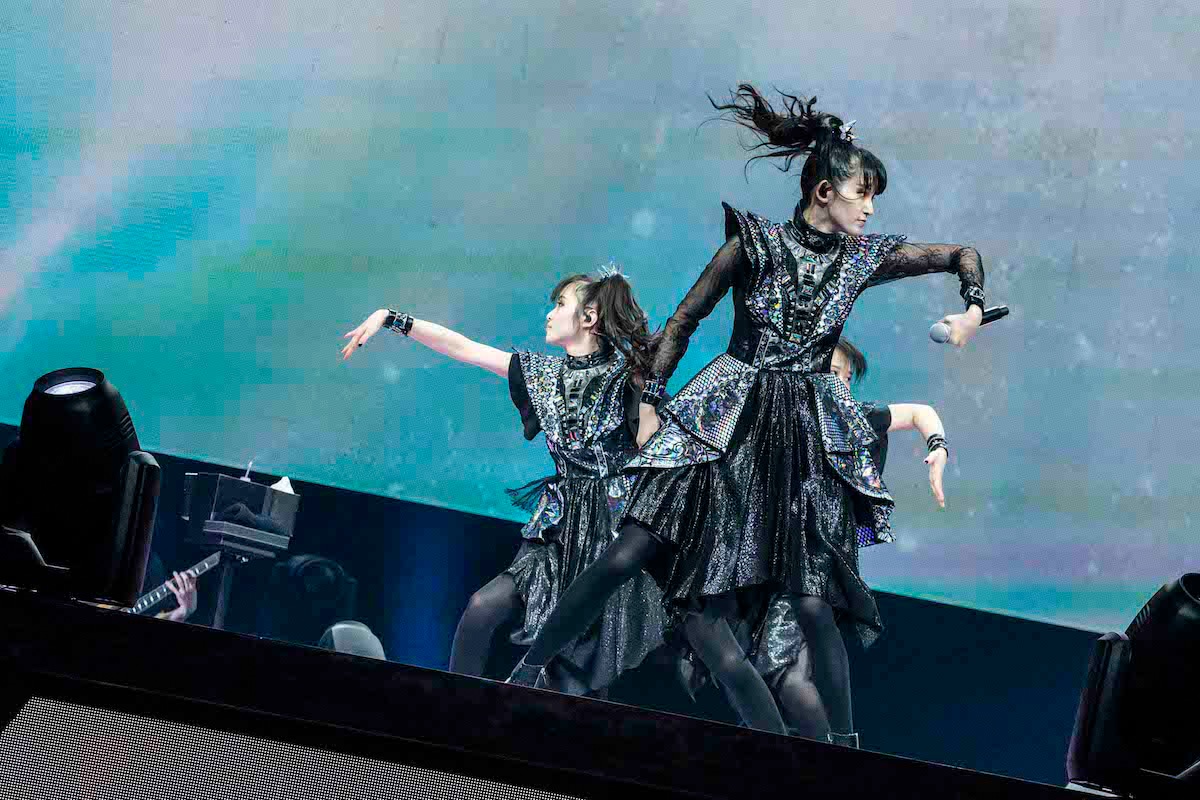 「BABYMETAL METAL GALAXY WORLD TOUR LIVE AT THE FORUM」の様子。（Photo by Taku Fujii）