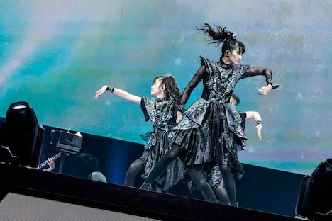 「BABYMETAL METAL GALAXY WORLD TOUR LIVE AT THE FORUM」の様子。(Photo by Taku Fujii)