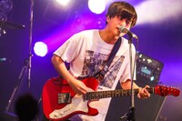 ムツムロアキラ（Vo, G）（撮影：松本いづみ）