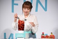 スムージーを作る高橋みなみ。