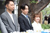 一般参加者へ参加特典のドリンクを手渡すEXILE USA、EXILE TETSUYA、高橋みなみ。