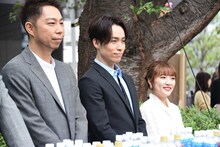 一般参加者へ参加特典のドリンクを手渡すEXILE USA、EXILE TETSUYA、高橋みなみ。