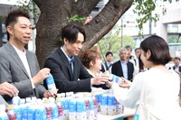 一般参加者へ参加特典のドリンクを手渡すEXILE USA、EXILE TETSUYA、高橋みなみ。