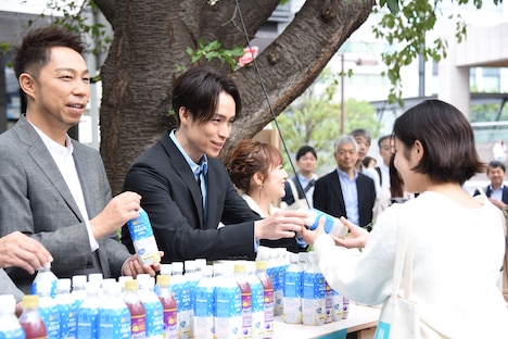 一般参加者へ参加特典のドリンクを手渡すEXILE USA、EXILE TETSUYA、高橋みなみ。