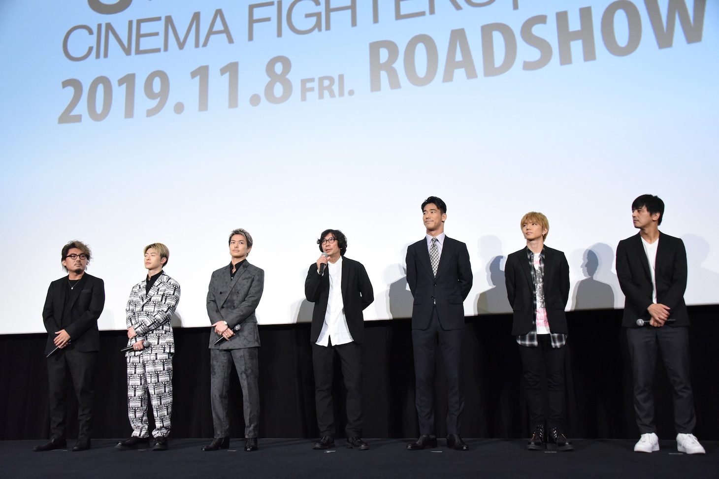 左から洞内広樹監督、佐野玲於、今市隆二、行定勲監督、小林直己、佐藤大樹、井上博貴監督。
