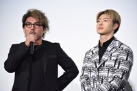 左から洞内広樹監督、佐野玲於。