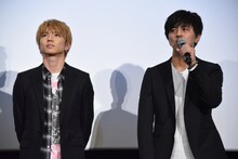 左から佐藤大樹、井上博貴監督。