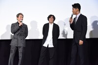 左から今市隆二、行定勲監督、小林直己。