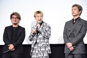 左から左から洞内広樹監督、佐野玲於、今市隆二。