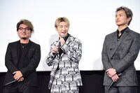 左から左から洞内広樹監督、佐野玲於、今市隆二。