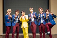 CUBERSとダンディ坂野（左から3番目）。