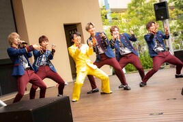 CUBERS、発売祈念イベントでダンディ坂野とゲッツダンス