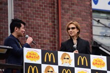 左から坂下真実氏とYOSHIKI。