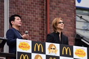 左から坂下真実氏とYOSHIKI。