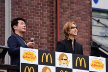 左から坂下真実氏とYOSHIKI。